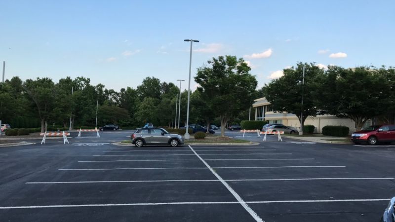 駐車場の照明とアメリカ市場の変化する風景